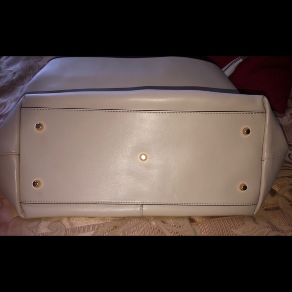 Classic leather handbag. - Picture 5 of 8